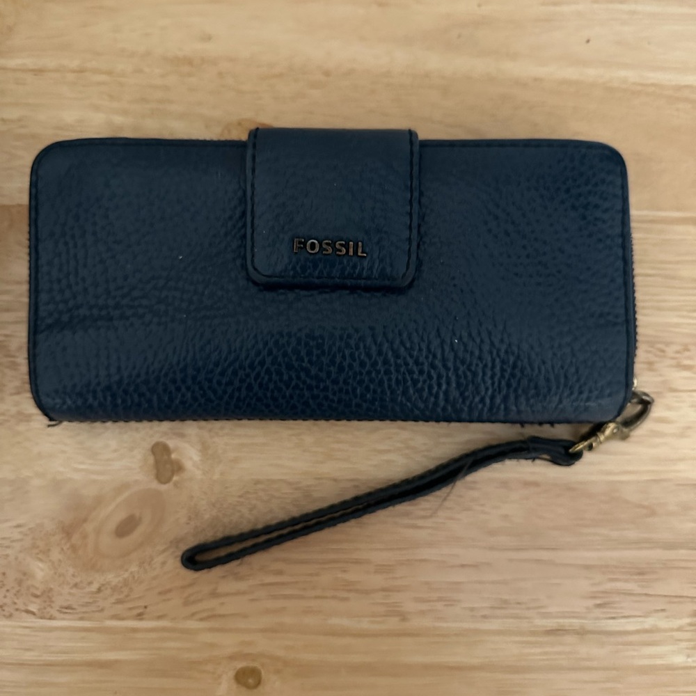 Fossil Women's Navy Leather Wristlet Wallet nuevecita